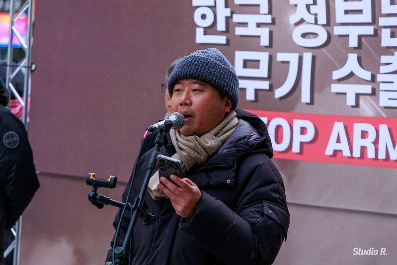 발언 중인 김재섭 활동가