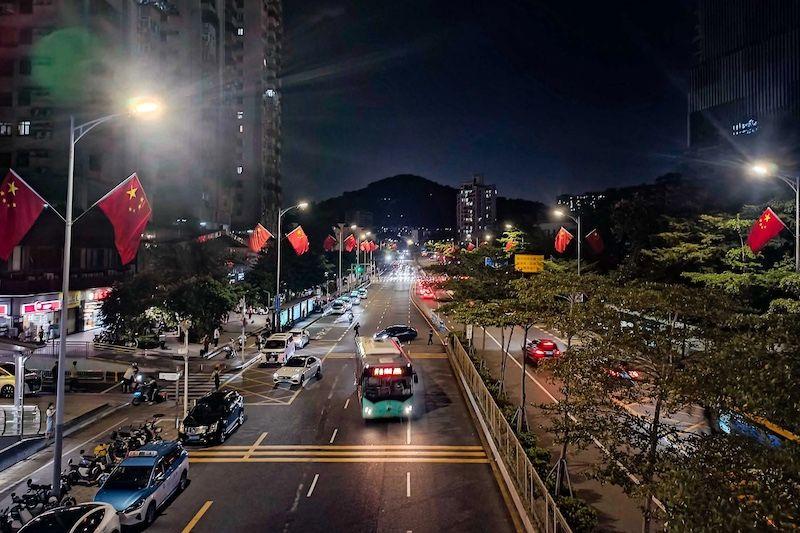 2024년 국경절 선전시 롱화구의 육교 위에서 바라본 거리 야경
