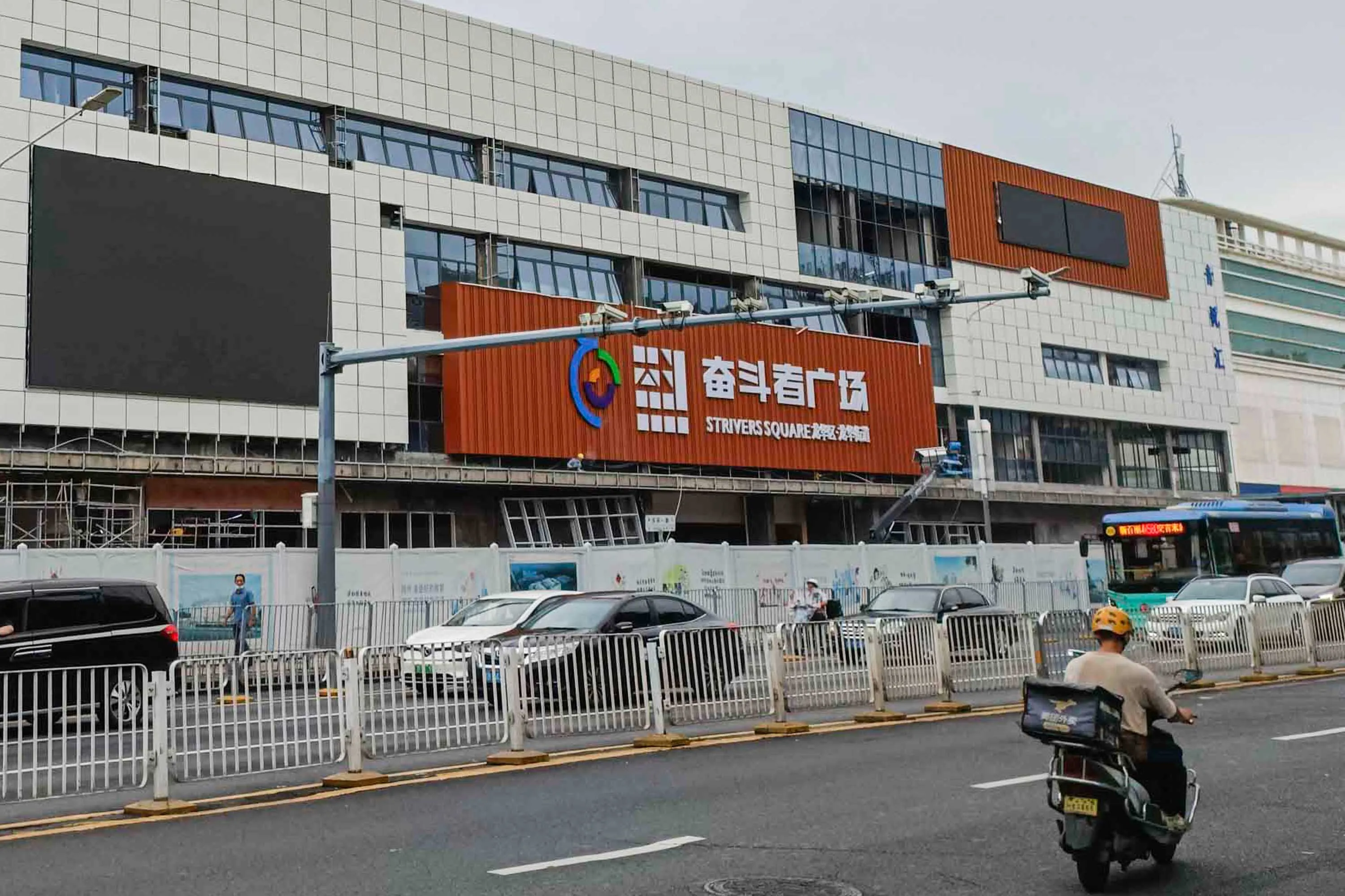 2020년 8월, 선전시 롱화구. 재정비 공사중인 ‘분투자 광장(奋斗者广场)’