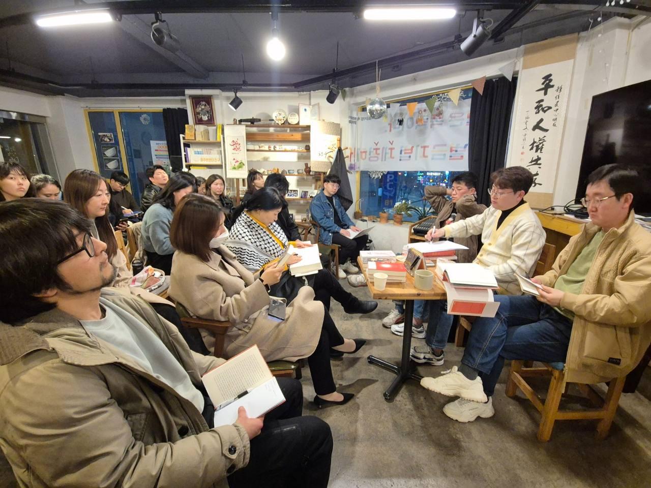 북토크가 한창인 이주민센터 친구 사무실