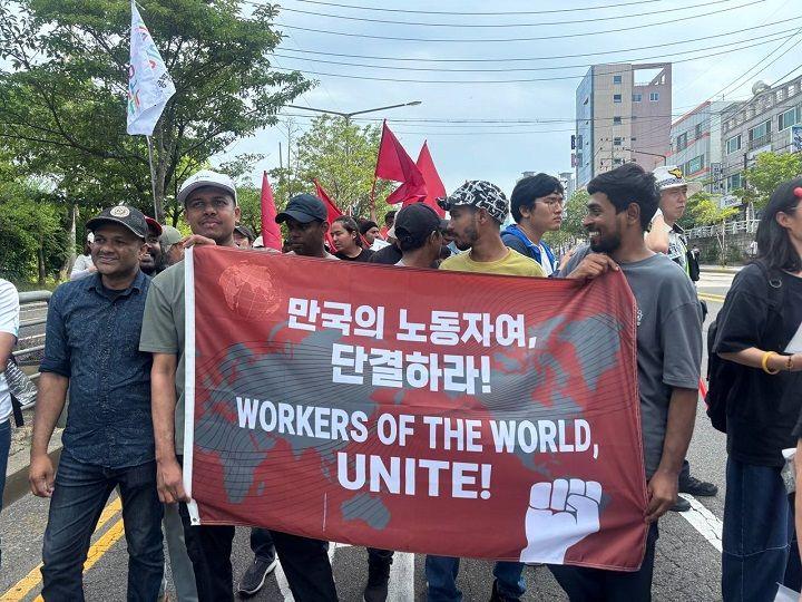 울산집회에 참석해 '나쁜계약'을 규탄한 스리랑카 노동자들