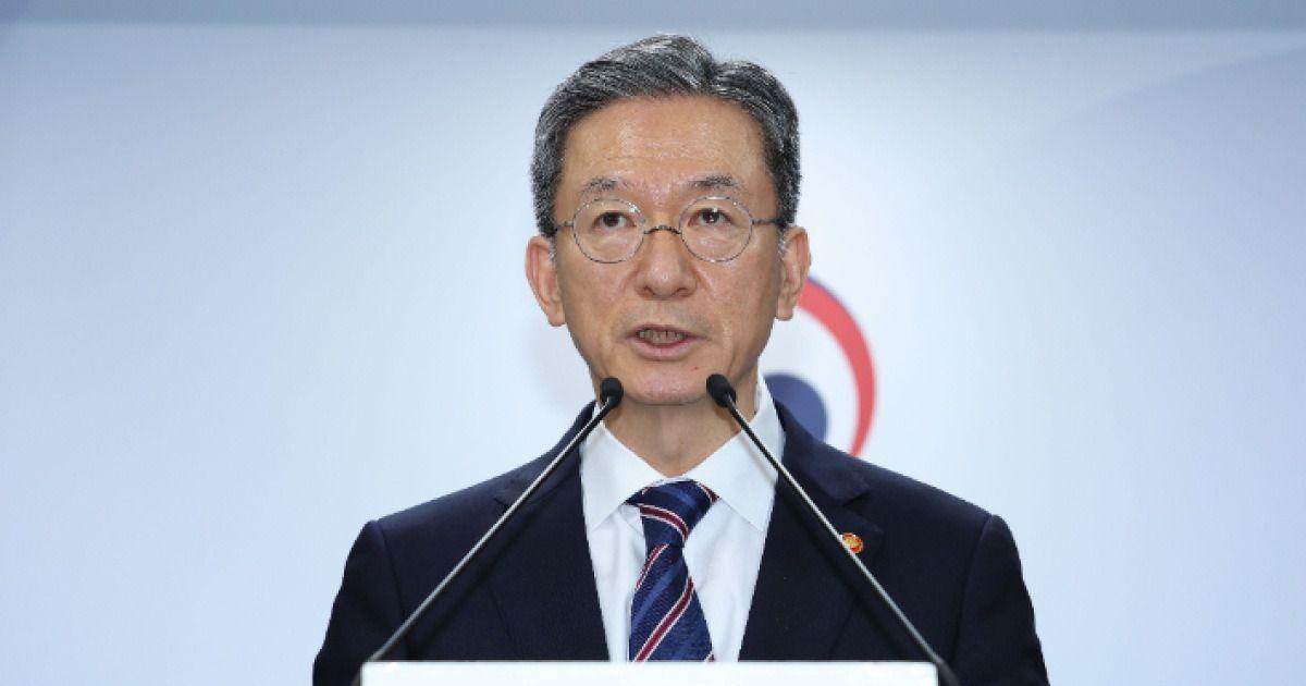 정성호 법무부 장관이 11일 오후 서울 종로구 정부서울청사 브리핑룸에서 8.15 광복절 특별 사면 명단을 발표하고 있다.