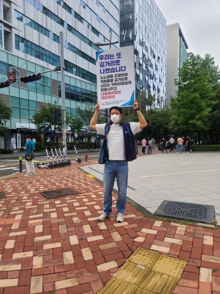 길거리 선전전을 펼치고 있는 박장준 활동가