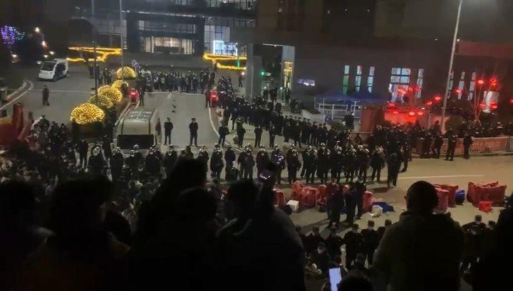 공장 앞에서 경찰과 대치 중인 노동자들