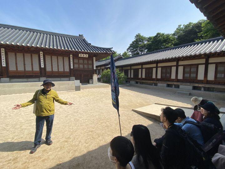 경복궁 옥호루를 보며 설명을 듣고 있는 참가자들