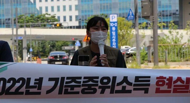 2022년 기준중위소득 현실화를 요구하는 기자회견에서 발언중인 김윤영 활동가