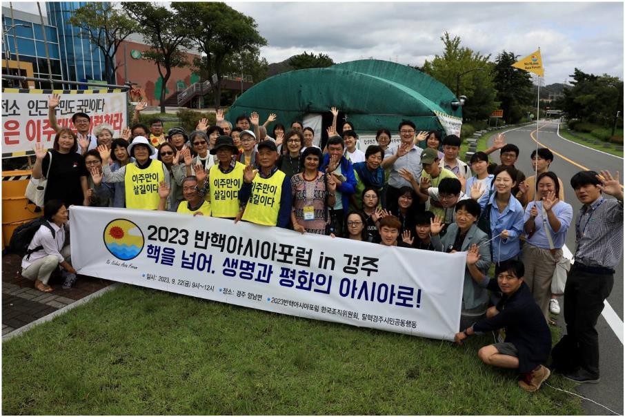 이주대책 농성장 앞에서 (사진: 장영식)