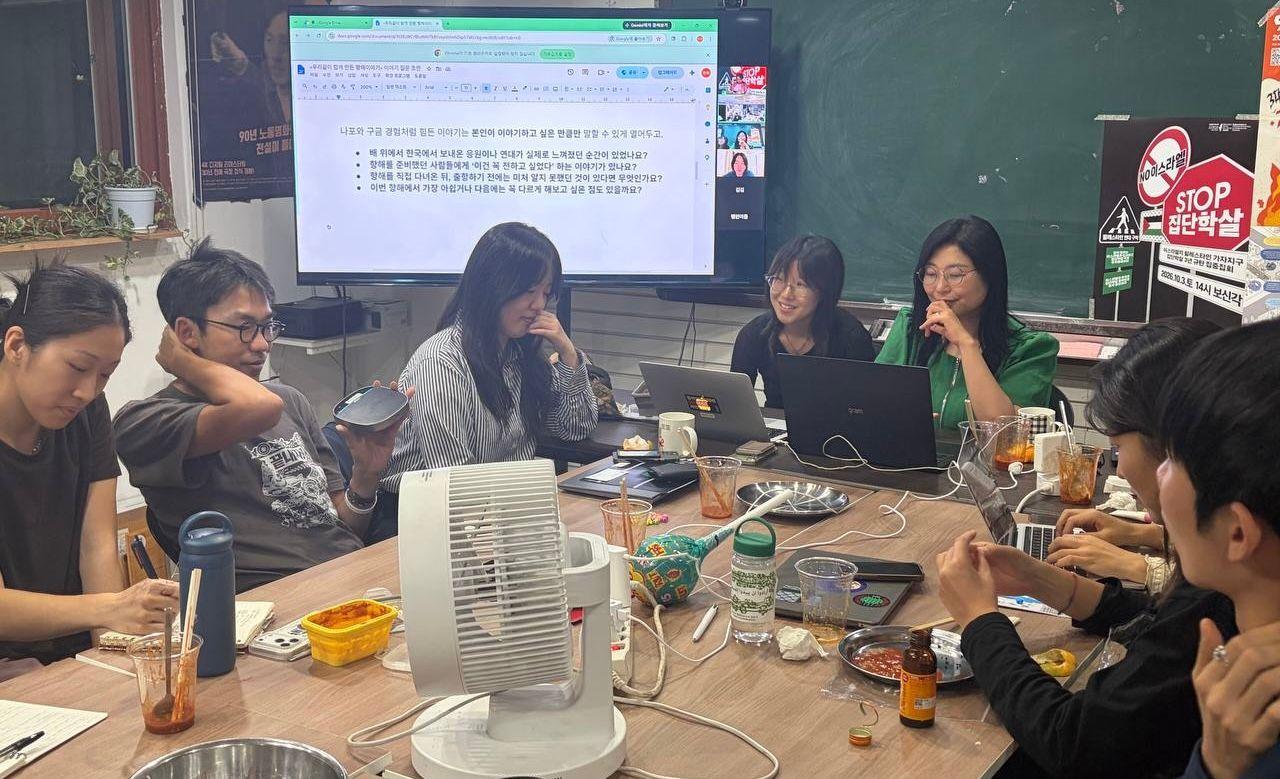동현 활동가가 항해 중 있었던 에피소드를 이야기하는 모습