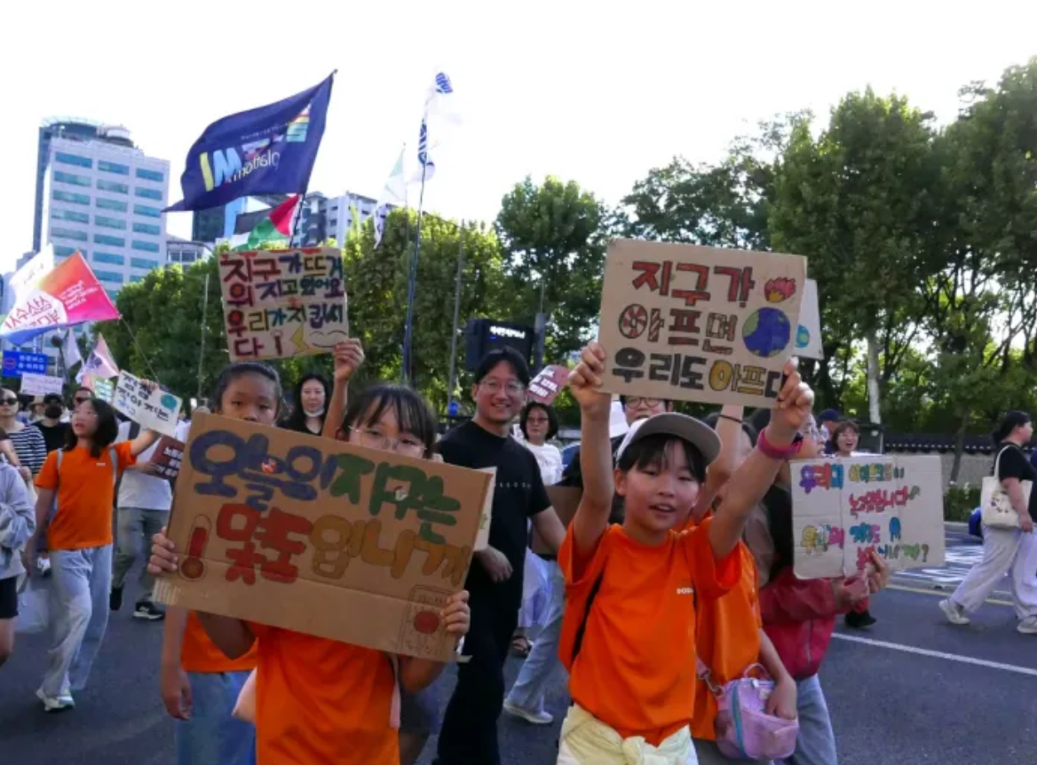 직접 만든 팻말을 들고 즐겁게 행진하는 어린이 참여자들 @경향신문