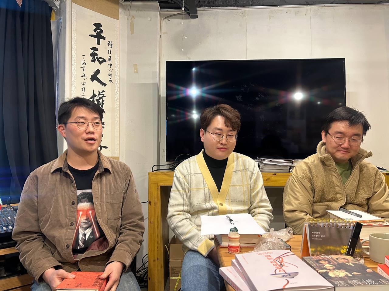 북토크 토론자들(홍명교, 박동찬)과 『경계를 넘는 공동체』의 역자 박우 교수