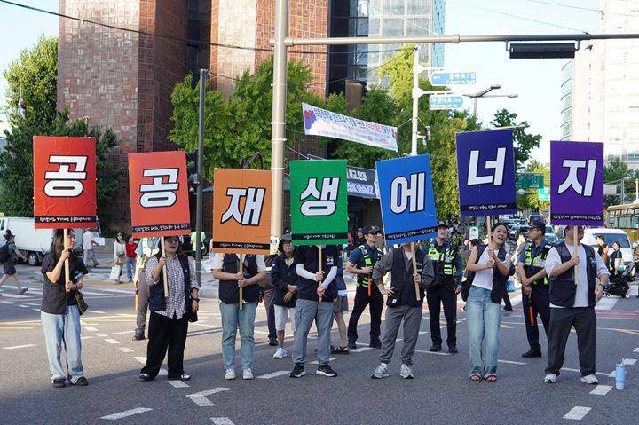 919기후정의행진에서 공공재생에너지 캠페인을 벌이고 있는 공공부문 노동자들 ©919기후정의행진조직위원회