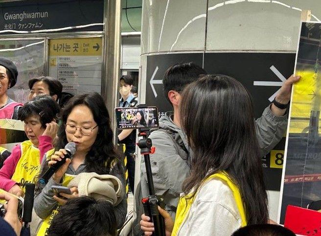 권리중심 노동자 400명 해고 철회 연대 발언중인 플랫폼C 김지혜 활동가