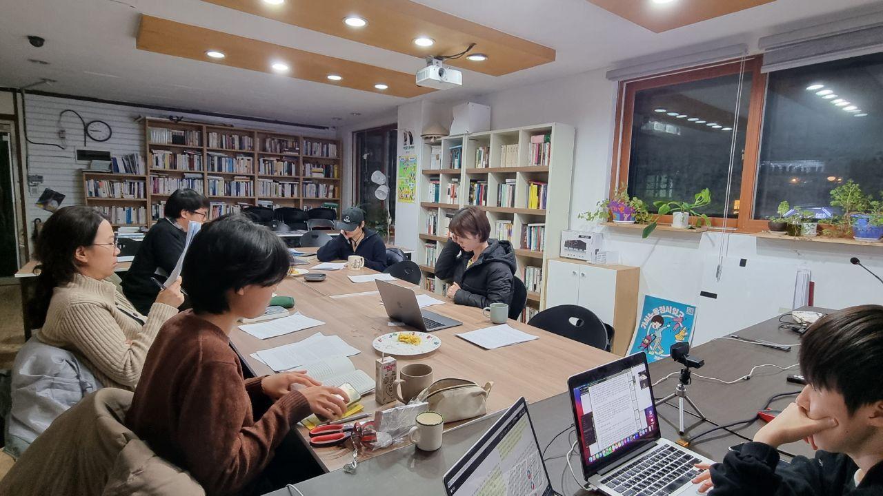 『망명과 자긍심』을 함께 읽고 이야기를 나눈 플랫폼c 책읽기모임의 모습. 온라인과 오프라인에서 10여 명이 함께 했다.