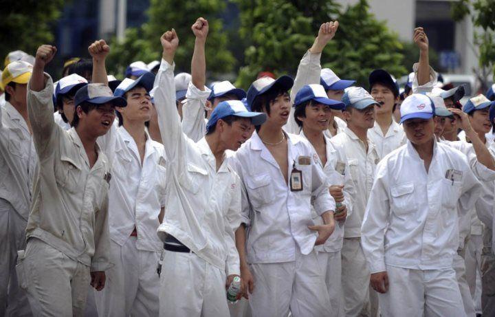 2010年、中国広東省南海区本田自動車工場の労働者たちによるストライキ。「世界の工場」で働く、 中国の若い農民工の抵抗の始まりを告げる象徴的な写真。