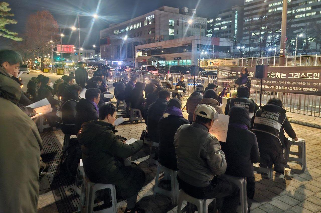 12월 22일 대통령집무실 앞에서 열린 고 뚜안 님을 추모하며 함께 동행하는 그리스도인 기도회