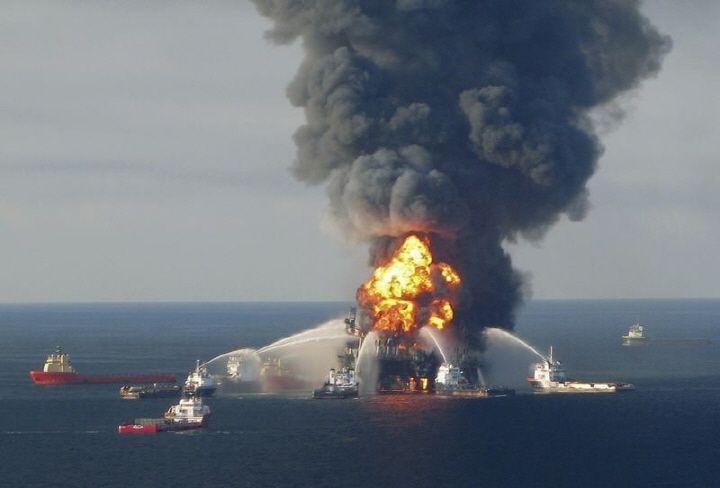 불타고 있는 멕시코만의 BP 딥워터 호라이즌 (Reuters)