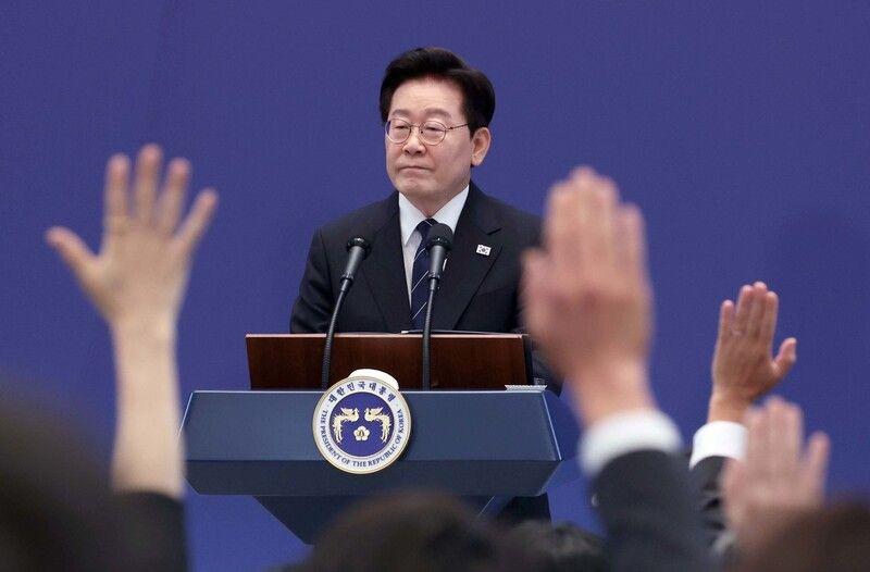 이재명 대통령이 18일 오전 청와대에서 열린 기자회견에서 질문을 하기위해 손을 든 취재진을 바라보고 있다. 청와대사진기자단