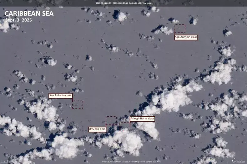 미국 해군의 와스프급 강습상륙함 USS 이오지마, 샌안토니오급 강습상륙함 USS 샌안토니오, USS 포트로더데일 2척 (위성사진)