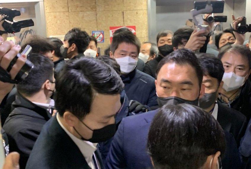 민주노총 사무실에 들이닥친 국정원 직원들