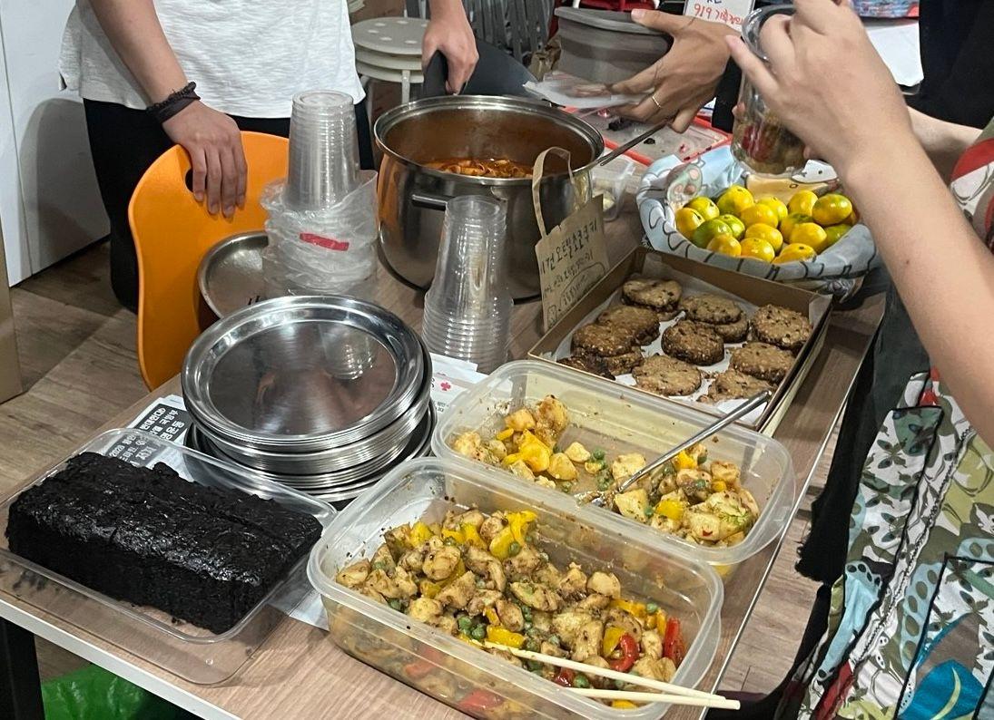 감자 샐러드와 브라우니, 떡볶이와 쿠키 등 음식을 함께 나눠먹는 풍경