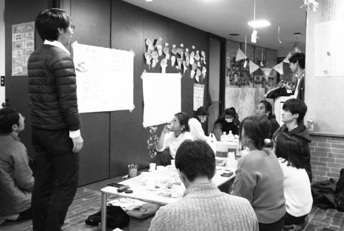 도쿄도 세타가야구의 갑작스럽게 폐원된 어린이집에서 직원들과 ‘개호·보육 유니온’, POSSE 회원들이 모여 자율 운영을 준비하는 모습. 여기서 개호(介護)는 자립생활이 어려운 고령자·장애인의 일상생활을 보조하는 돌봄 노동을 뜻함.