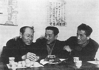 1945~46년기 일본공산당의 3대 지도자였던 도쿠다 규이치, 노사카 산조, 시가 요시오의 화목한 한 때. 대중운동의 고양과 당의 성장 속에서 모두가 고무되었던 때였으나, 이후 극렬한 분파투쟁과 반목이 이어질지 이들은 미처 알지 못했다.