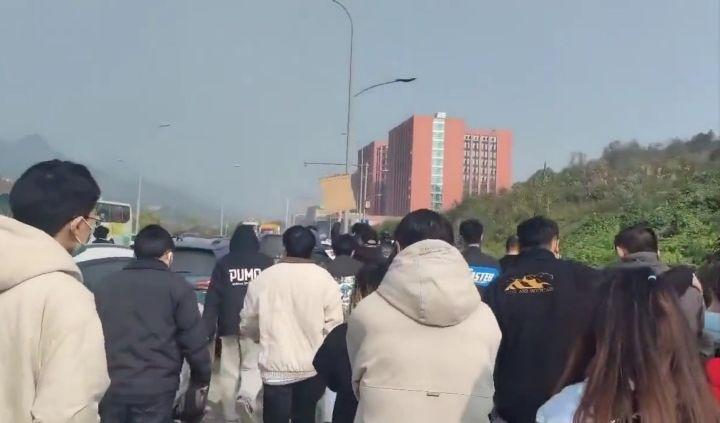 거리로 나선 노동자들
