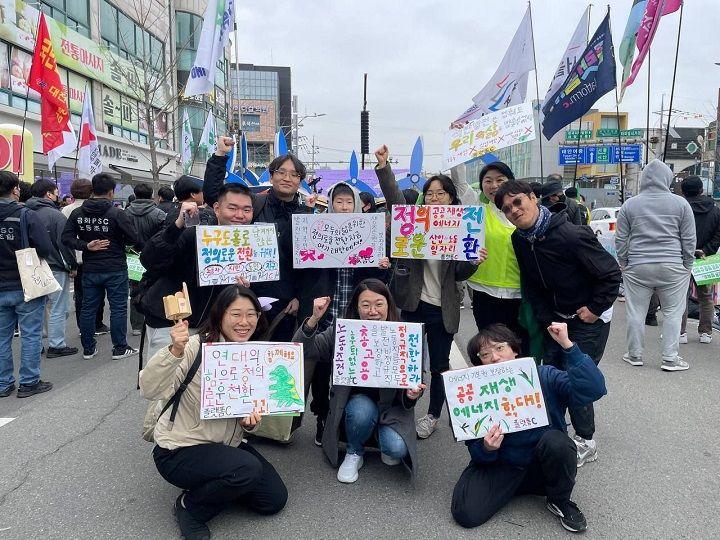 플랫폼씨 돋움활동가들이 행진참가를 위해 직접 만든 팻말