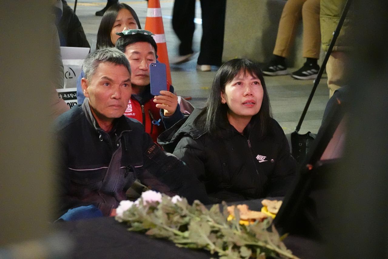 11월 17일, 고 뚜안 님을 추모하는 집회에 참석한 뚜안 님의 아버지와 어머니