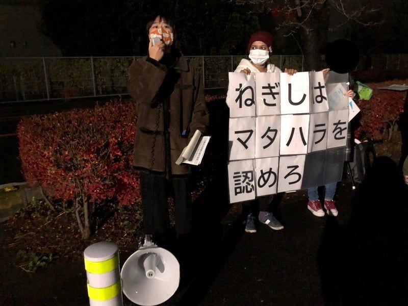 복직 당일 아침 S씨와 함께 모여 공장 앞에서 함께 항의하는 청년 활동가들