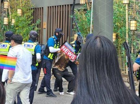 올해 6월 서울퀴어퍼레이드에서도 인분을 뿌리며 방해한 사람이 있었다