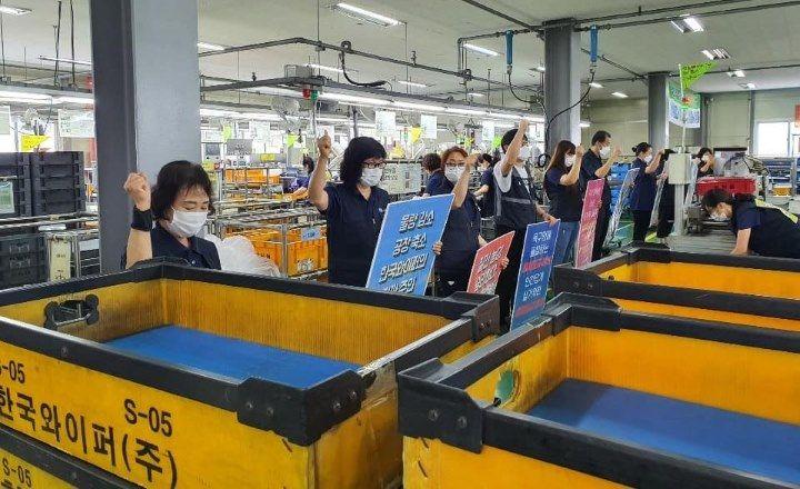 공장 내에서 투쟁 구호를 외치고 있는 한국와이퍼 노동자들
