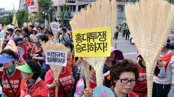 2012년 6월 청소노동자들이 홍익대학교 앞에서 <포기할 수 없는 꿈, 우리는 아직도 꿈을 꾼다>라는 주제로 행진하고 있다. (출처: 주간경향)