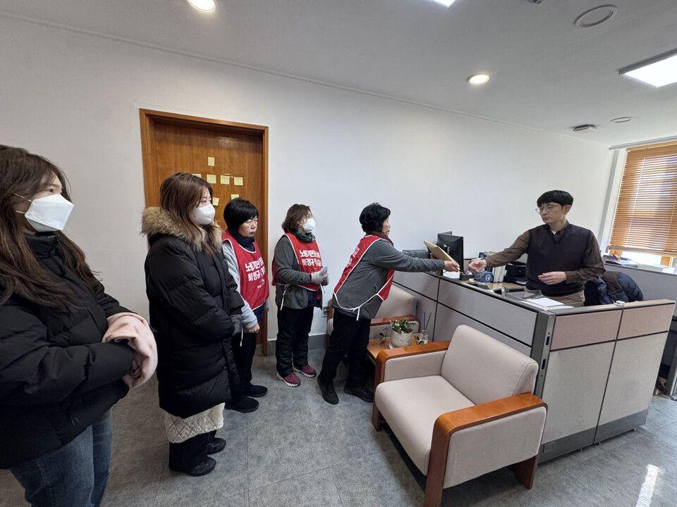 서울여자대학교 청소노동자가 2,664명의 학내 구성원이 참여한 태가BM 퇴출연서명을 학교 본부에 전달하고 있다. (출처: 서울여자대학교 노학연대 청새치)