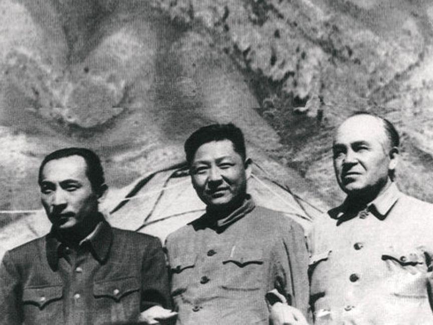 왼쪽부터 세이프딘, 시중쉰(시진핑 중화인민공화국 국가주석의 아버지), 부르한. 이 사진을 촬영한 1952년 당시 각각 신장성 인민정부 부주석, 중국공산당중앙위원회서북국 제2서기, 신장성 인민정부 주석이었다. 세이프딘은 1972년~1977년 동안 한족이 아닌 소수민족 출신으로는 유일하게 신장위구르자치구 당위원회 제1서기를 지내기도 했다.