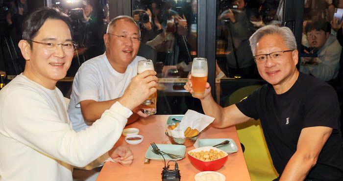 2025년 10월 말, 강남에서 만나 치맥 회동을 하고 있는 젠슨 황, 이재용, 정의선