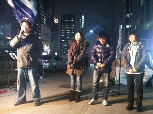 현대차 직장 내 성희록 피해 노동자 연대 집회에서 발언 중인 김예찬 활동가