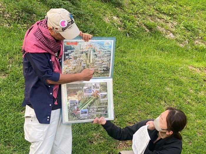 후텐마 기지에 대해 설명해주는 오키나와 활동가