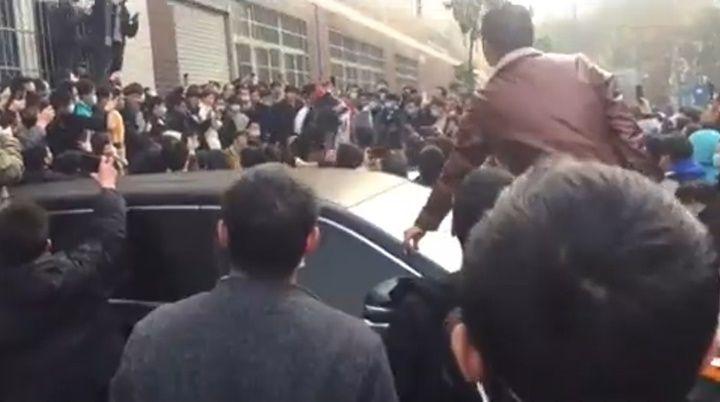파견업자들과 공장 관리자들에게 격렬하게 항의하는 노동자들의 모습(영상 캡쳐)