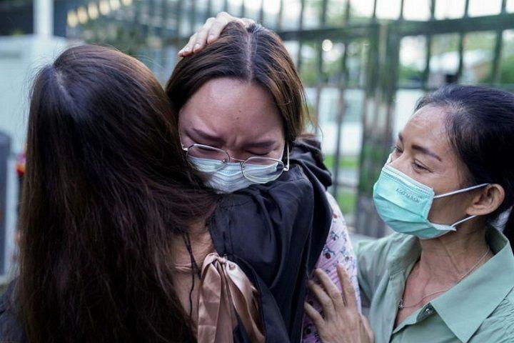 2021년 5월 보석으로 일시 석방된 룽을 가족이 위로하고 있다.