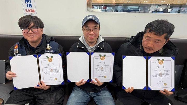농성을 마치고 "고생했상"을 수상한 발전KPS지부의 김영훈, 정철희, 국현웅 동지