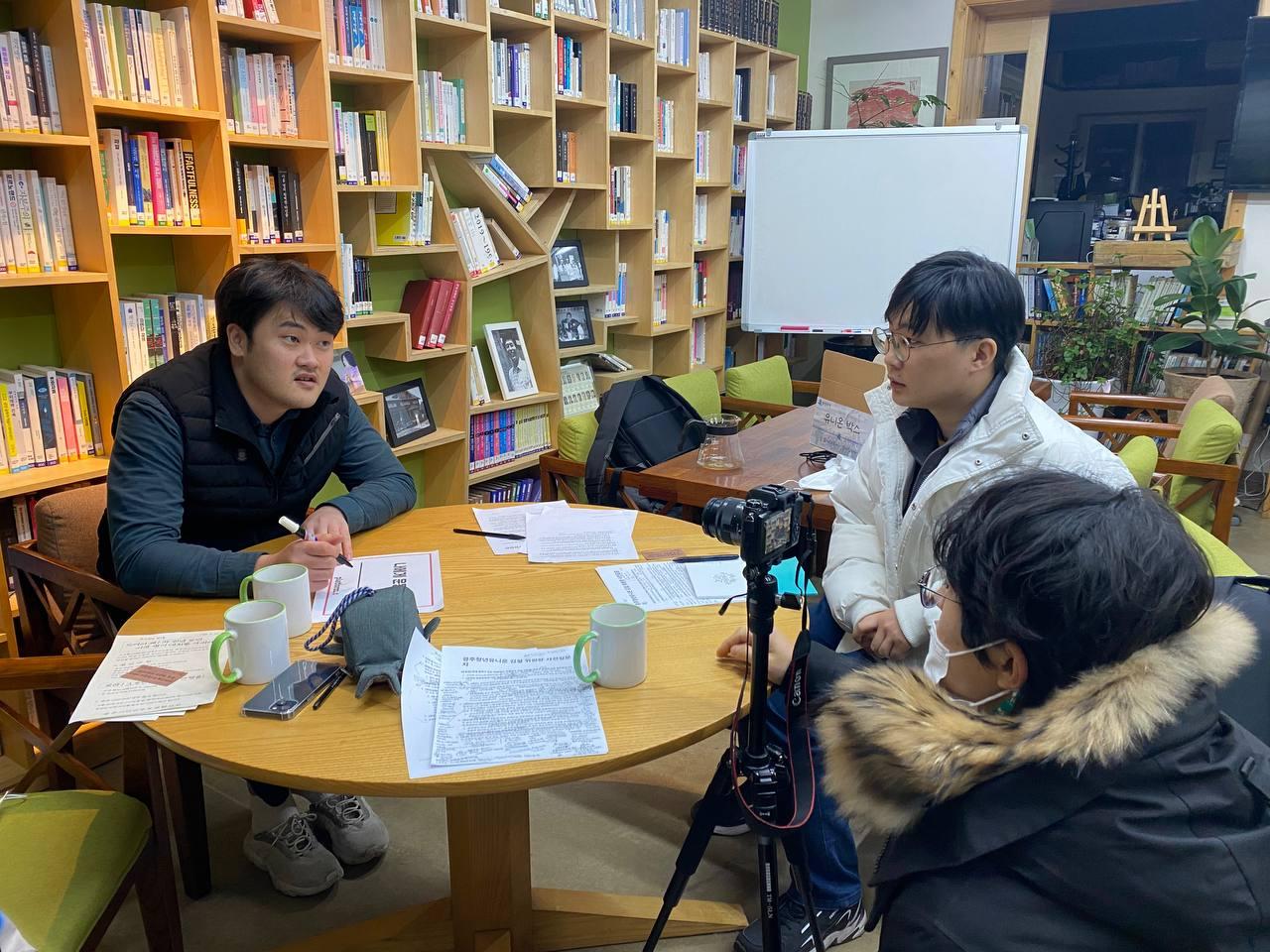김설(좌)과 플랫폼C 인터뷰어들