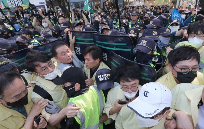 강제집행하려는 공무원과 경찰의 대치