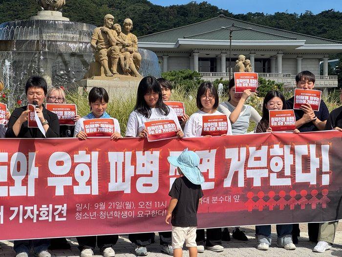 9월 21일 청와대 앞 우회파병 반대 기자회견에 한 어린이가 관심을 보이고 있다.