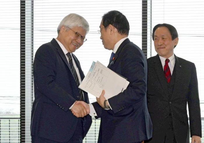 TSMC 공장에 방문한 기시다 후미오 총리와 악수하는 TSMC CEO 웨이저자
