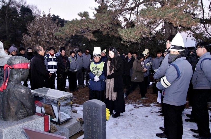 사진 설명: 마석 모란공원의 전태일 열사 동상 앞에 선 전태일 열사의 친동생과 최종범 열사의 부인