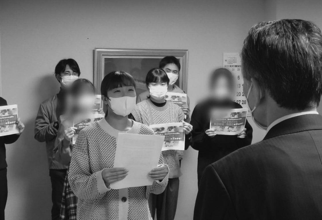 센다이시에 수도 요금 체납 가구에 대한 단수 조치를 중단할 것을 요구하는 활동가들.