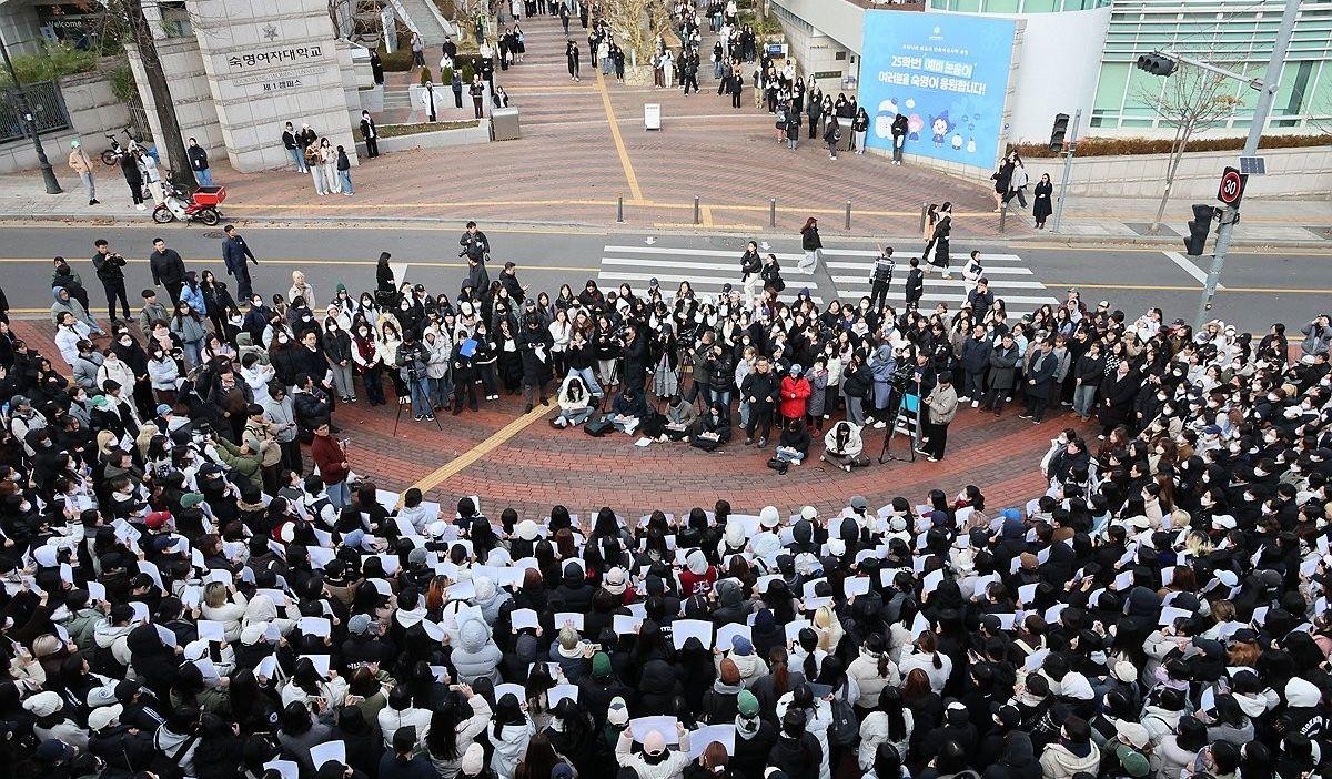 숙명여자대학교에서 학생들이 윤석열 대통령 퇴진을 위한 시국선언을 하고 있다.