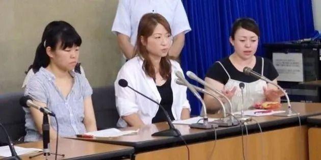 사이타마현 토코로자와시의 '육휴퇴원' 정책을 비판하는 부모들의 기자회견