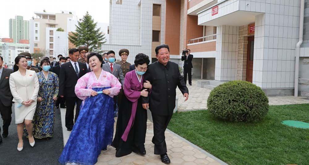 앞줄 왼쪽부터 아나운서 리춘희와 최송원, 김정은. 사진: 조선중앙통신